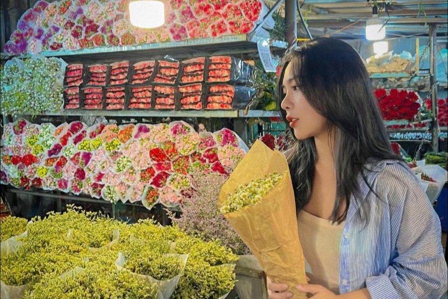 Chợ hoa Quảng An là điểm check-in rực rỡ giữa đêm