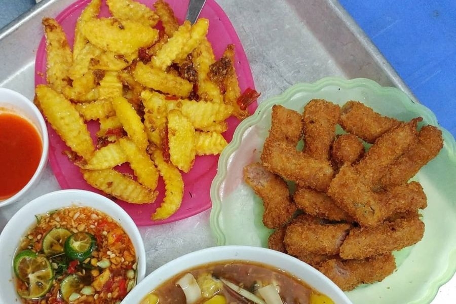 Đa dạng món ăn vặt chiên rán giòn tan tại chợ Nam Đồng, phù hợp cho mọi khẩu vị