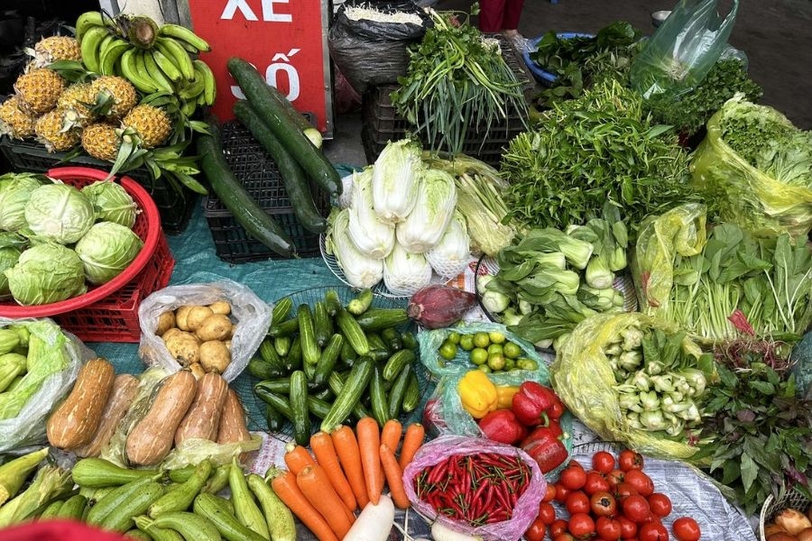 Rau củ tại chợ được nhập mới mỗi ngày