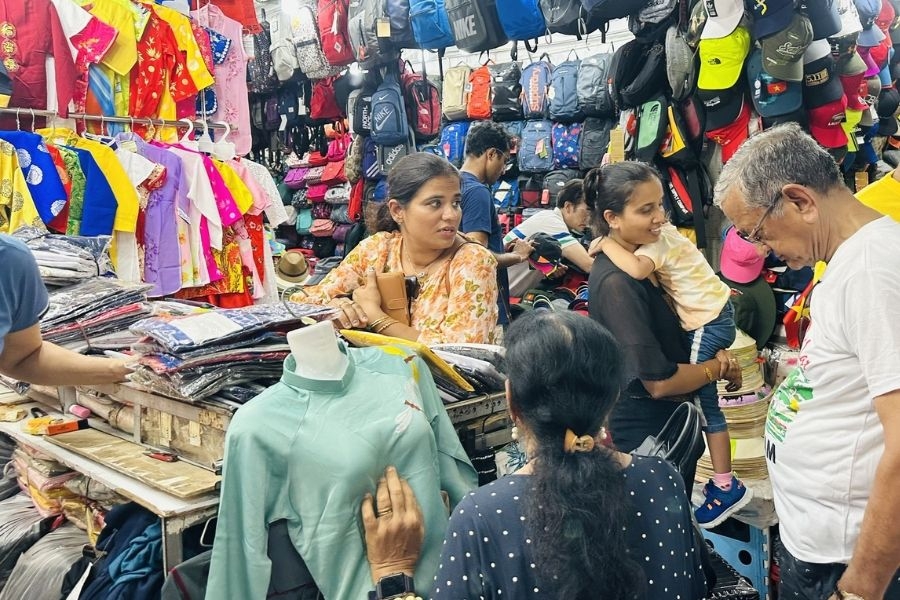 Quầy quần áo đa dạng mẫu mã, giá cả hợp lý