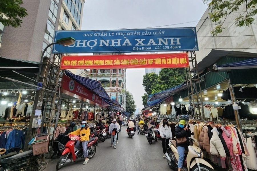 Chợ Nhà Xanh luôn tấp nập người qua lại, đặc biệt vào buổi chiều tối