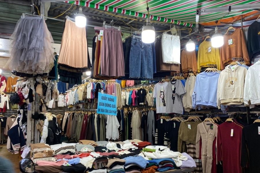 Thời trang đa dạng, phụ kiện trendy tại chợ Nhà Xanh