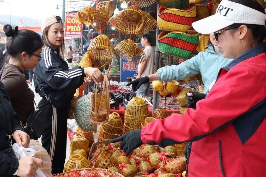 Đầy đủ đồ học tập, văn phòng phẩm, đồ dùng thiết yếu tại chợ nhà xanh