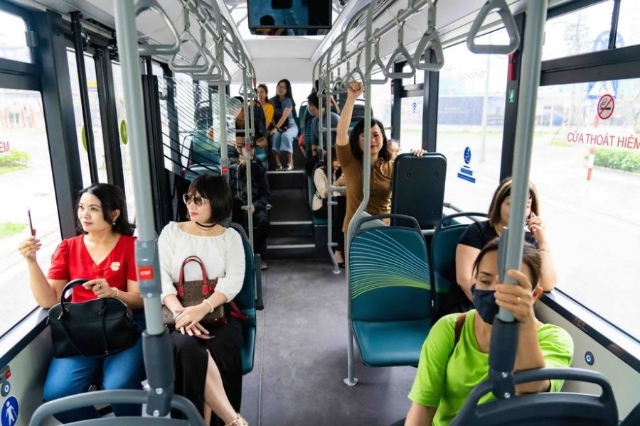 Di chuyển xe buýt đến chợ Nhà Xanh thuận tiện, tiết kiệm