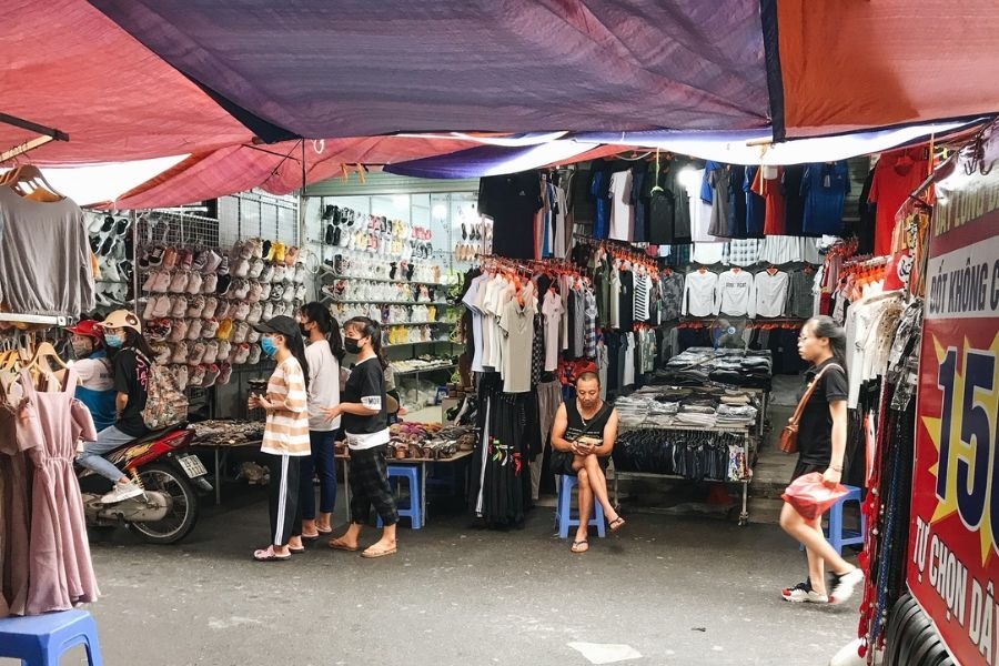 Nên đi theo nhóm đông người khi đến chợ Nhà Xanh