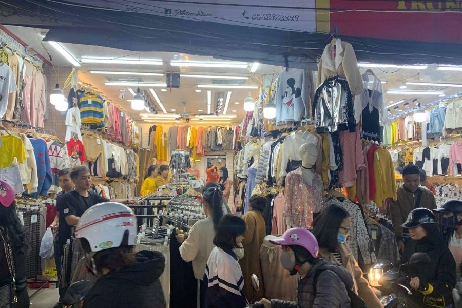 Các mặt hàng tại chợ Phùng Khoang có giá thành cực rẻ