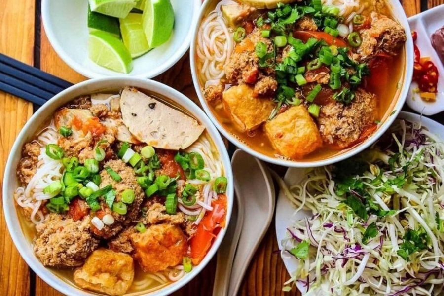Bún riêu cua đậm vị, đầy đủ topping tại hẻm 172 Lý Thường Kiệt