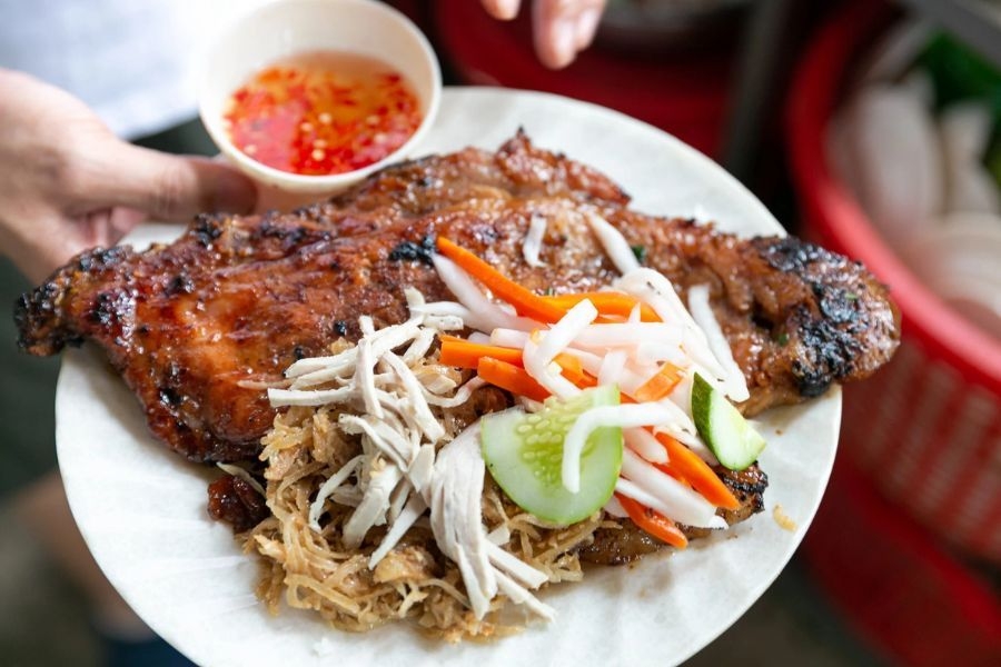 Cơm tấm sườn nướng nóng hổi, hấp dẫn quanh khu chợ Tân Bình