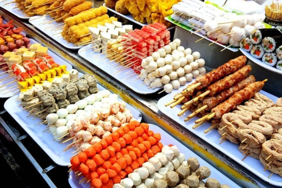 Xiên que – món ăn vặt siêu “cuốn” về đêm