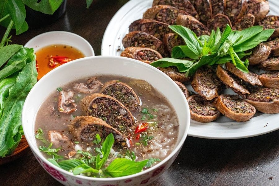 Cháo lòng, súp cua nóng hổi – món ăn khuya ấm bụng tại đường Phú Hòa