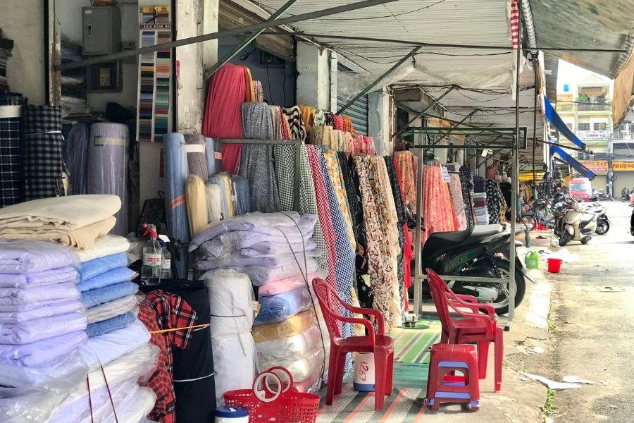 Kiểm tra kỹ chất lượng hàng hóa ở chợ Tân Bình trước khi mua