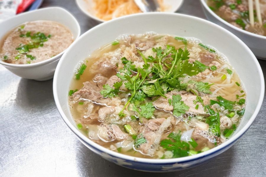 Tô phở bò thơm ngọt, đậm đà lý tưởng sau buổi mua sắm Chợ Tân Bình