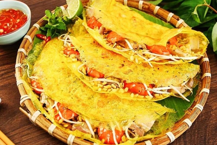 Bánh xèo vàng giòn, đổ tại chỗ, ăn kèm rau sống và nước mắm chua ngọt