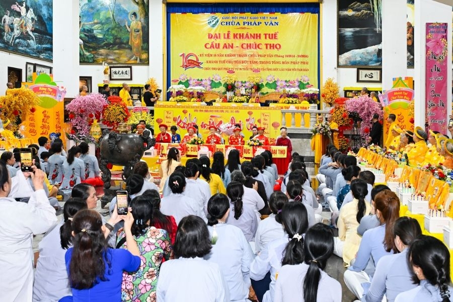 Chùa thường xuyên tổ chức các khóa tu và lễ hội Phật giáo lớn