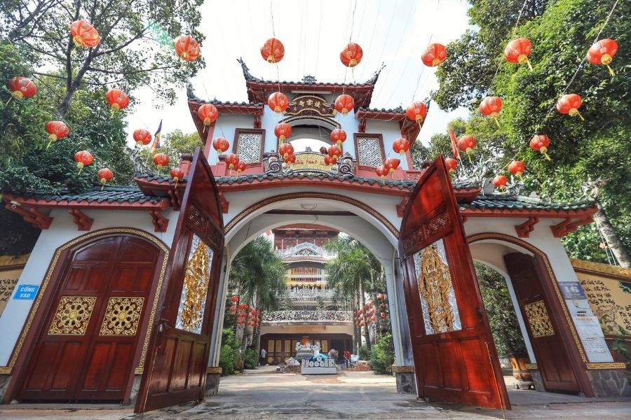 Chùa Pháp Vân nằm tại trung tâm Quận Tân Phú (Nguồn ảnh: Internet)
