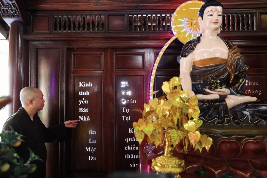 Kinh Bát Nhã được khắc tinh xảo trên cửa gỗ sao tại chùa Pháp Vân