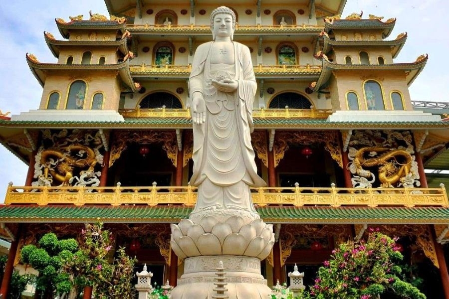 Tượng Phật A Di Đà cao 15m được điêu khắc tinh xảo