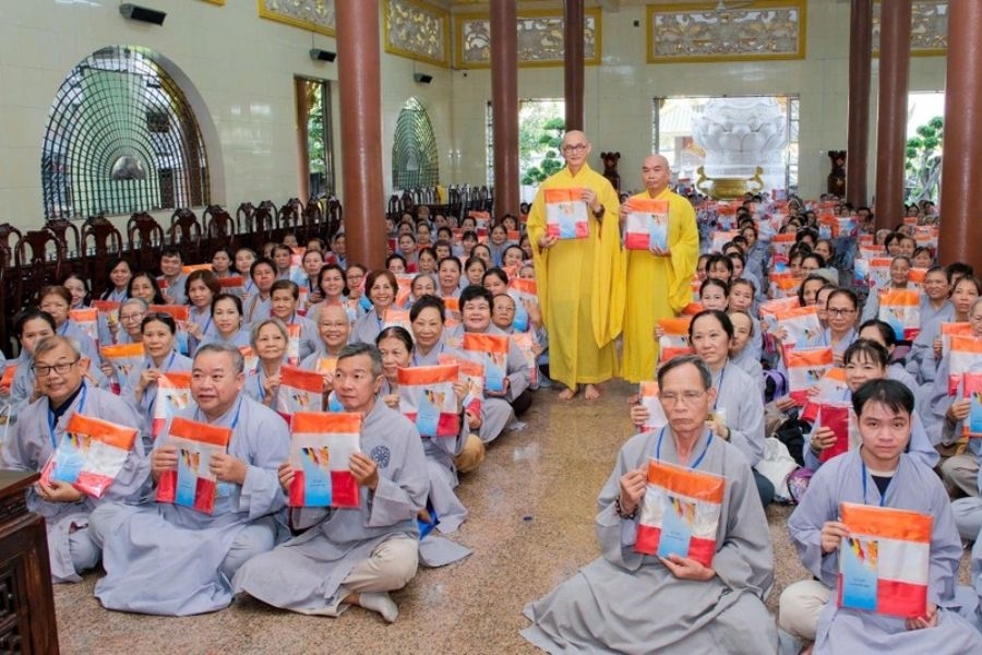 Chùa thường xuyên tổ chức các khóa tu để Phật tử vun bồi đạo tâm