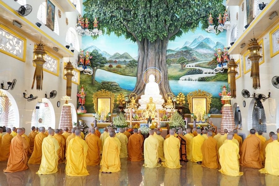 Tầng trệt chánh điện được sử dụng làm giảng đường để tổ chức các hoạt động Phật sự