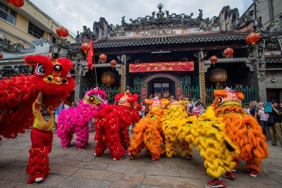 Các màn biểu diễn của đội lân sư rồng trong Lễ vía Bà