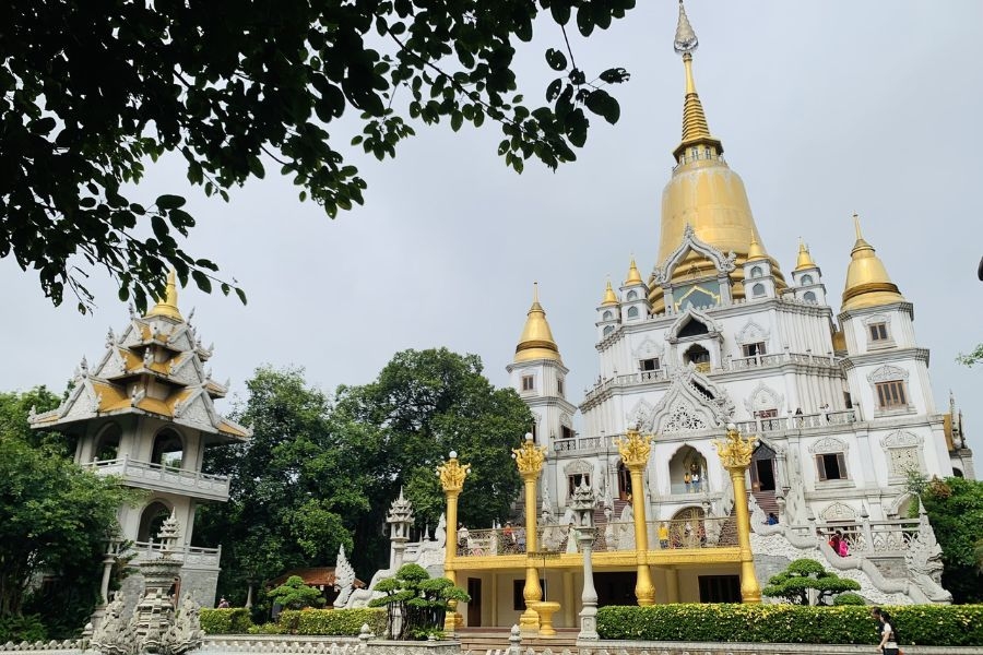 Bảo tháp Gotama Cetiya được xây dựng theo phong cách kiến trúc Thái Lan