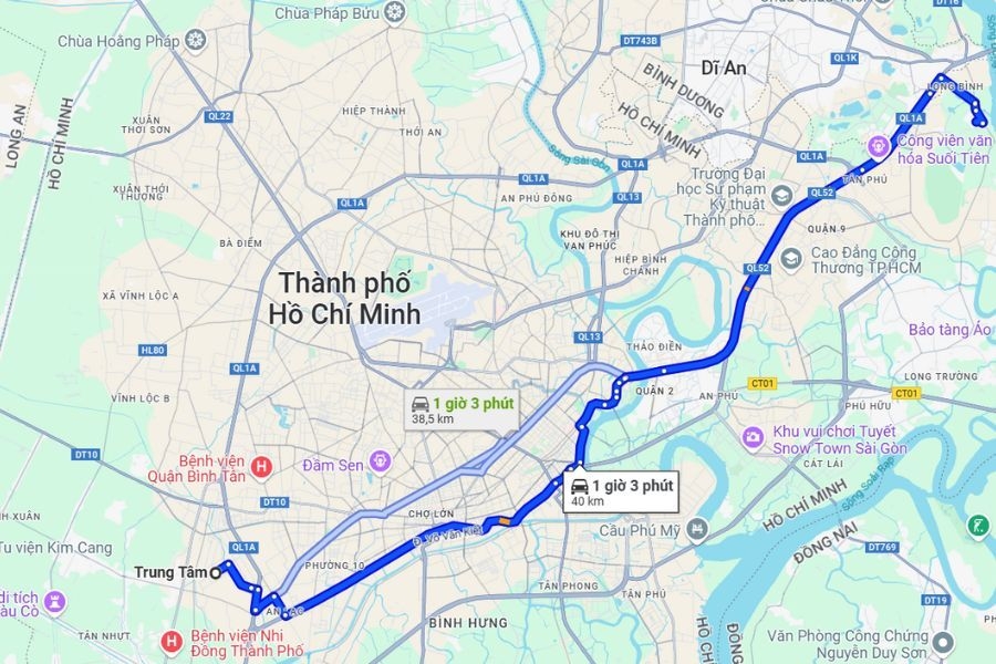 Du khách có thể di chuyển bằng xe máy hoặc ô tô cá nhân theo hướng Xa lộ Hà Nội
