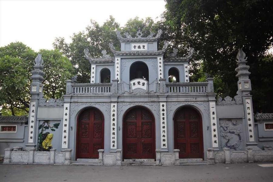 Chùa Hà nằm trên phố chùa Hà, quận Cầu Giấy