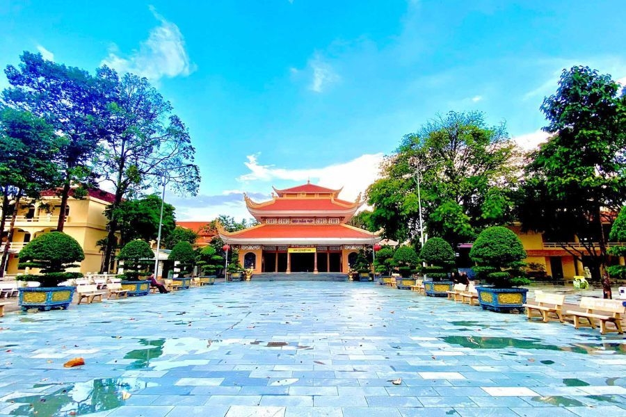Chùa Hoằng Pháp tọa lạc trên khu đất rộng xã Tân Hiệp, huyện Hóc Môn