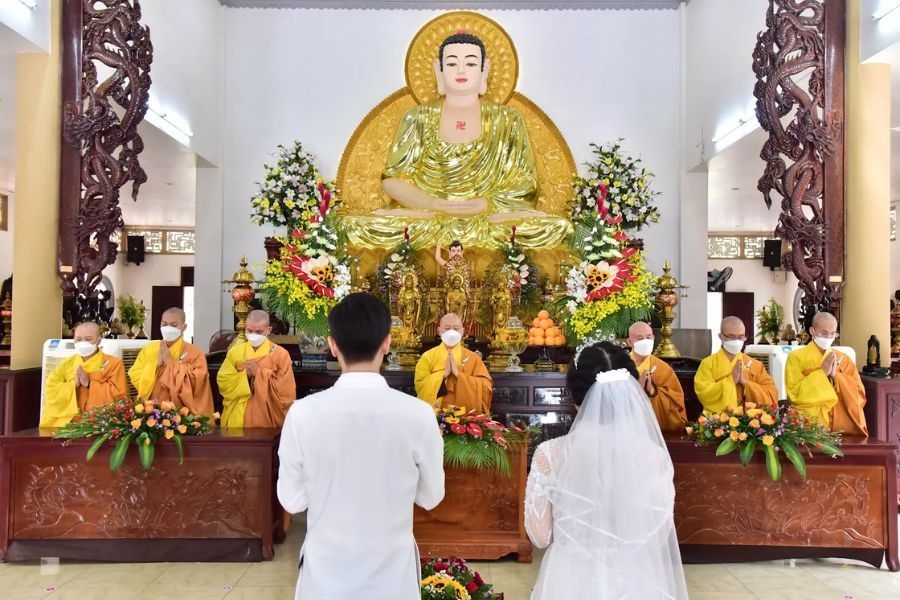 Tượng Đức Phật Thích Ca Mâu Ni uy nghi được đặt ở chính giữa