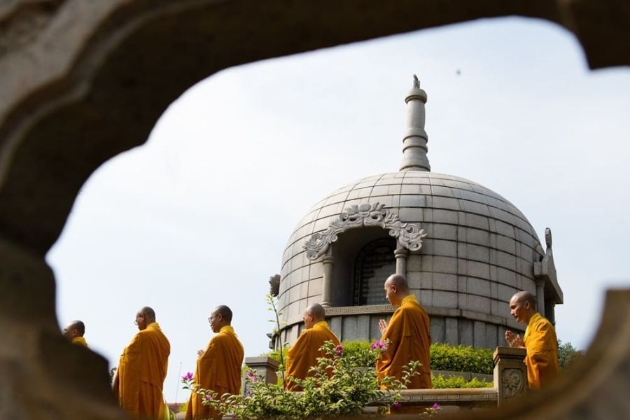 Tháp Nhị Nghiêm tọa lạc ở phía bên trái chánh điện chùa Hoằng Pháp
