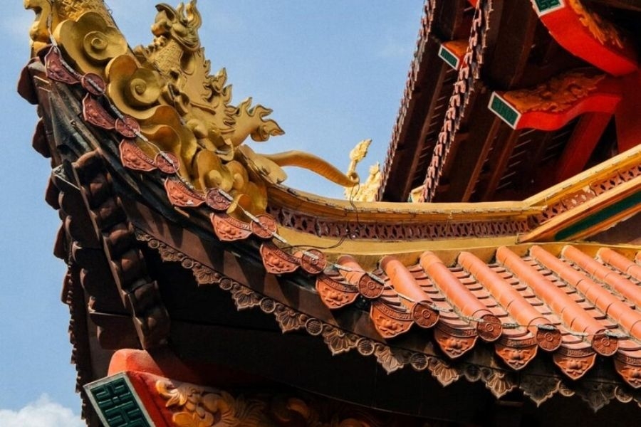 Mái gác chuông được chạm khắc hoa văn tinh xảo