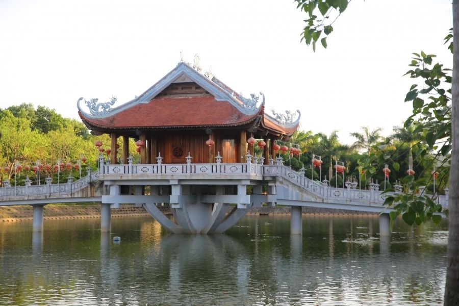 Lầu gác mô phỏng chùa Một Cột thu hút đông đảo du khách check-in