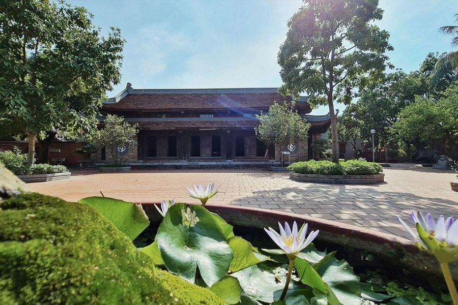 Không gian thanh tịnh, sân vườn xanh mát. Kiến trúc chia ba khu: Hạ, Trung, Thượng