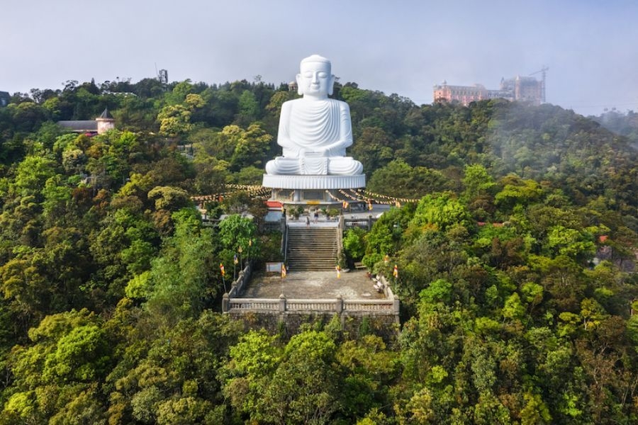 Chùa Linh Ứng Bà Nà Hills nổi bật của chùa là tượng Đức Bổn Sư Thích Ca cao 27m