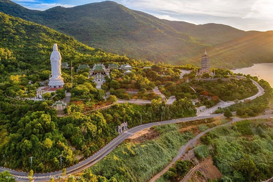Thời điểm đẹp nhất tham quan chùa Linh Ứng vào các dịp lễ lớn