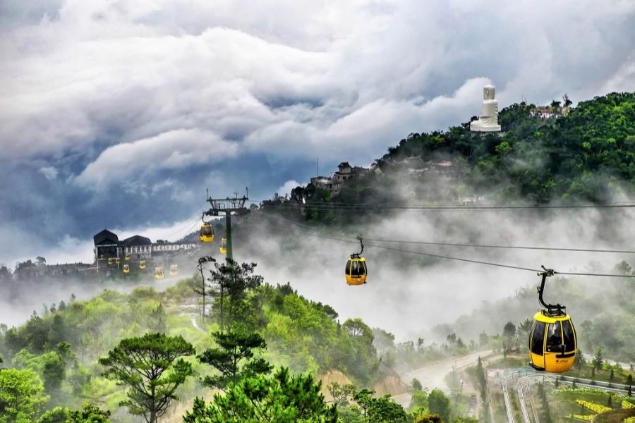Chùa Linh Ứng Bà Nà nằm trong khu du lịch Bà Nà Hills nên cần mua vé cáp treo