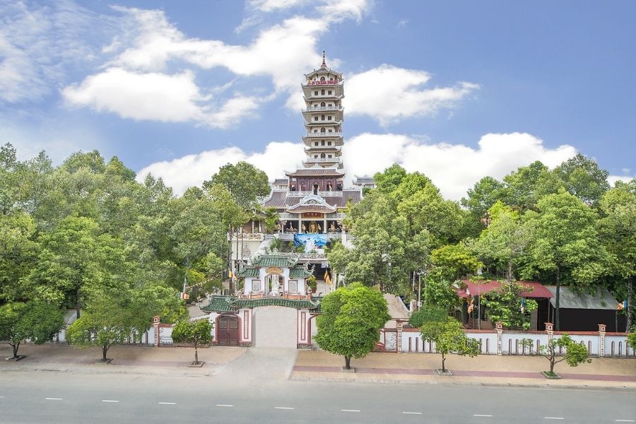 Chiêm ngưỡng tháp 14 tầng độc đáo tại chùa Pháp Vân