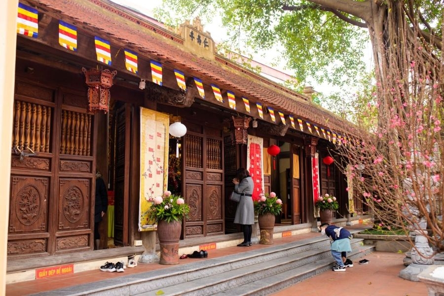 Đến viếng chùa vào sáng sớm để tận hưởng không khí, thuận tiện đi dạo khuôn viên