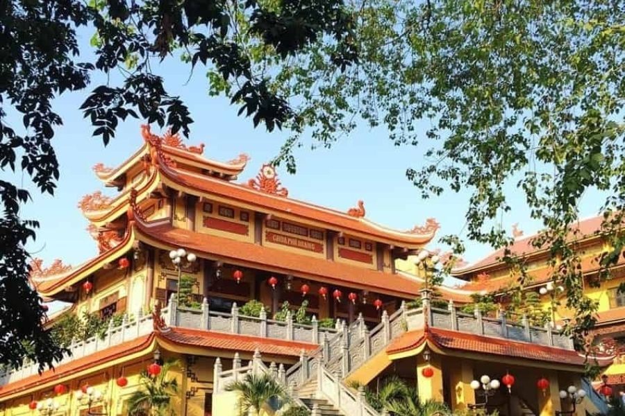 Mái ngói cong vút với những hoa văn rồng phượng công phu