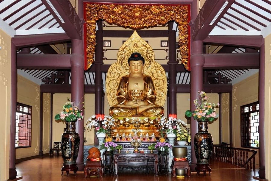 Tượng Phật bằng đồng mạ vàng trang nghiêm tại chùa Phổ Quang