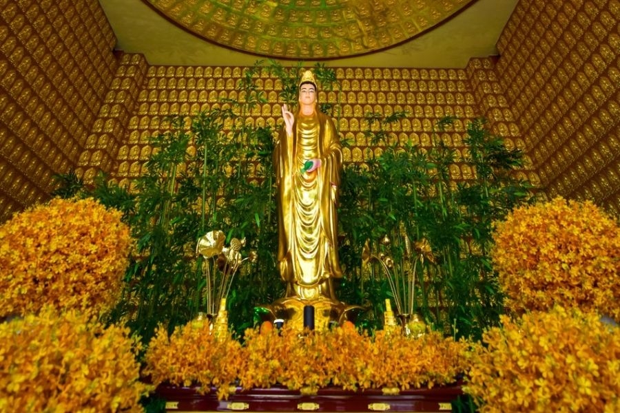 Điện thờ trang nghiêm là nơi Phật tử thường lui tới cúng bái, cầu an