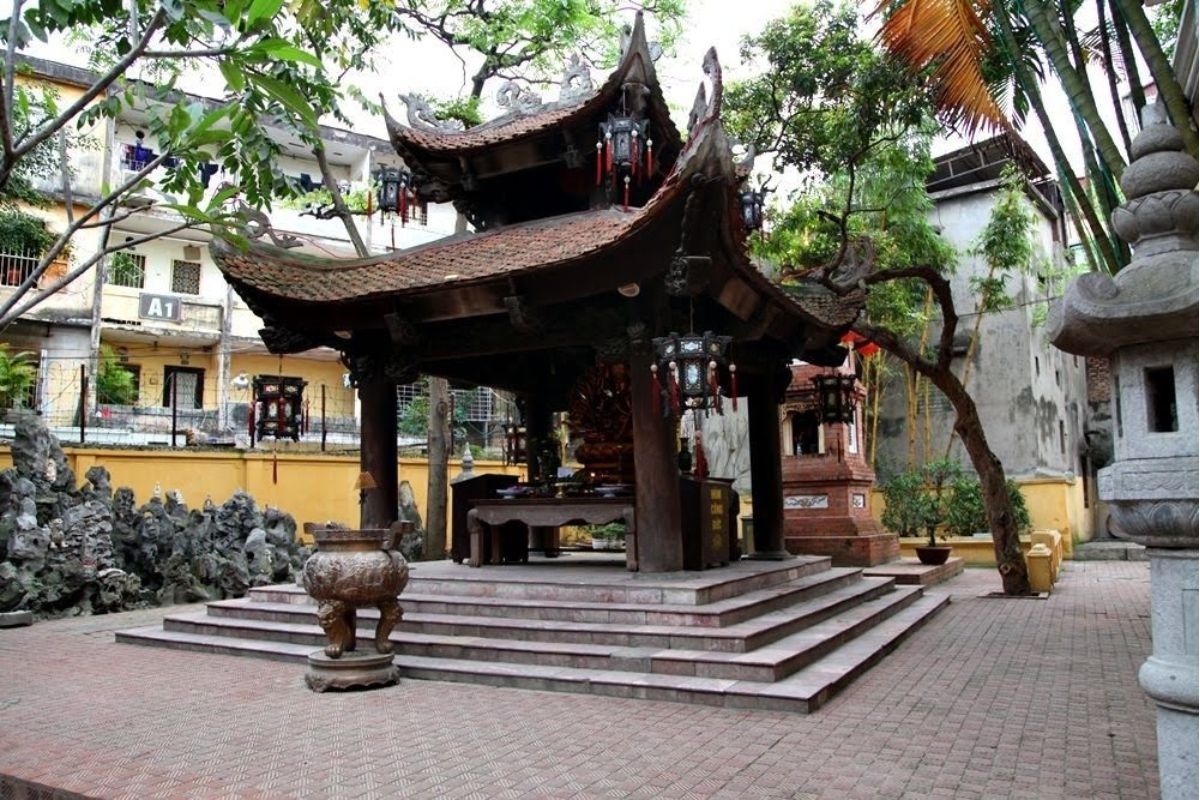 Cổng tam quan và sân chùa nhỏ nhưng vẫn mang một nét trang nghiêm 