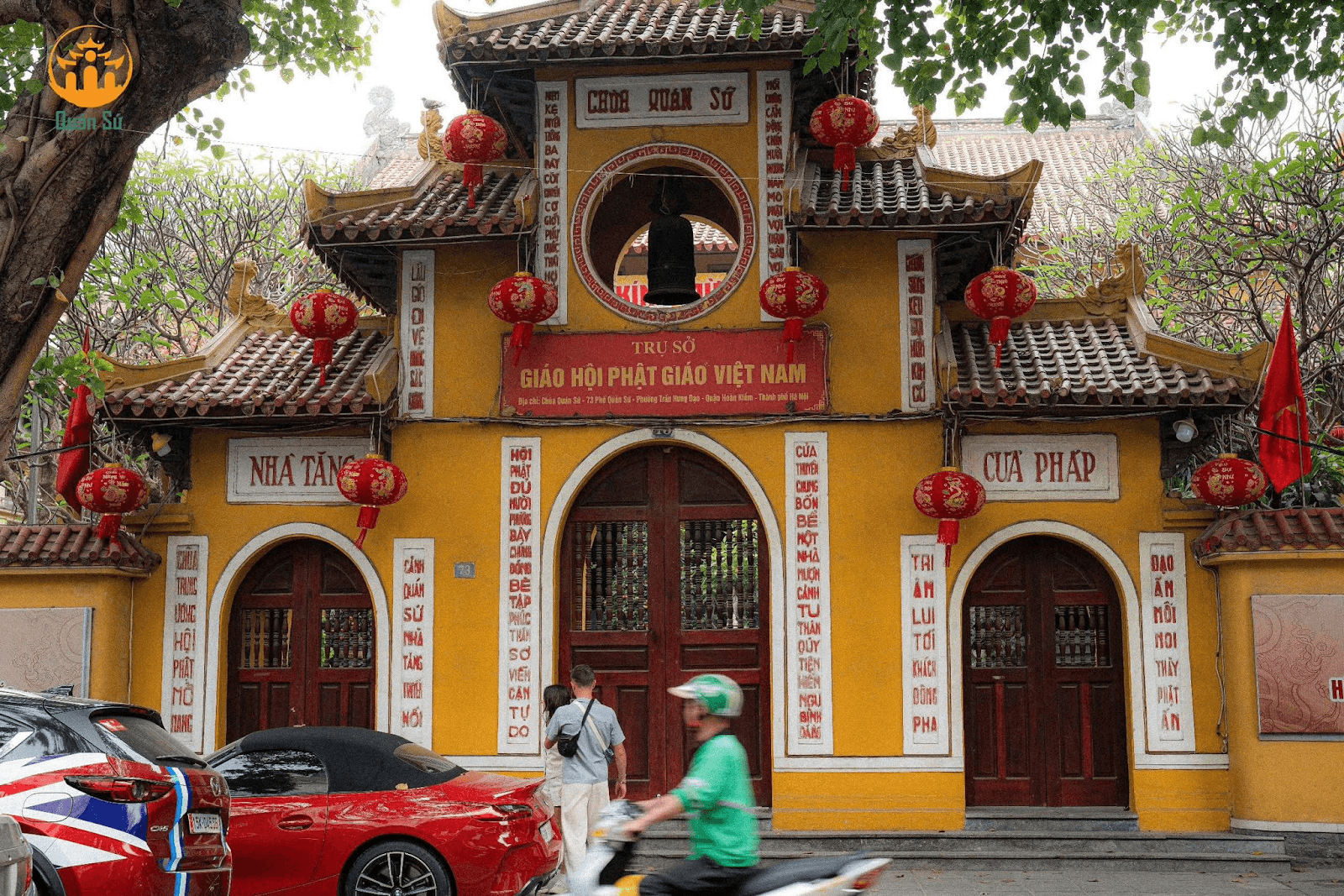 Phật từ tìm đến Chùa Quán Sứ để cầu an và tìm hiểu về lịch sử
