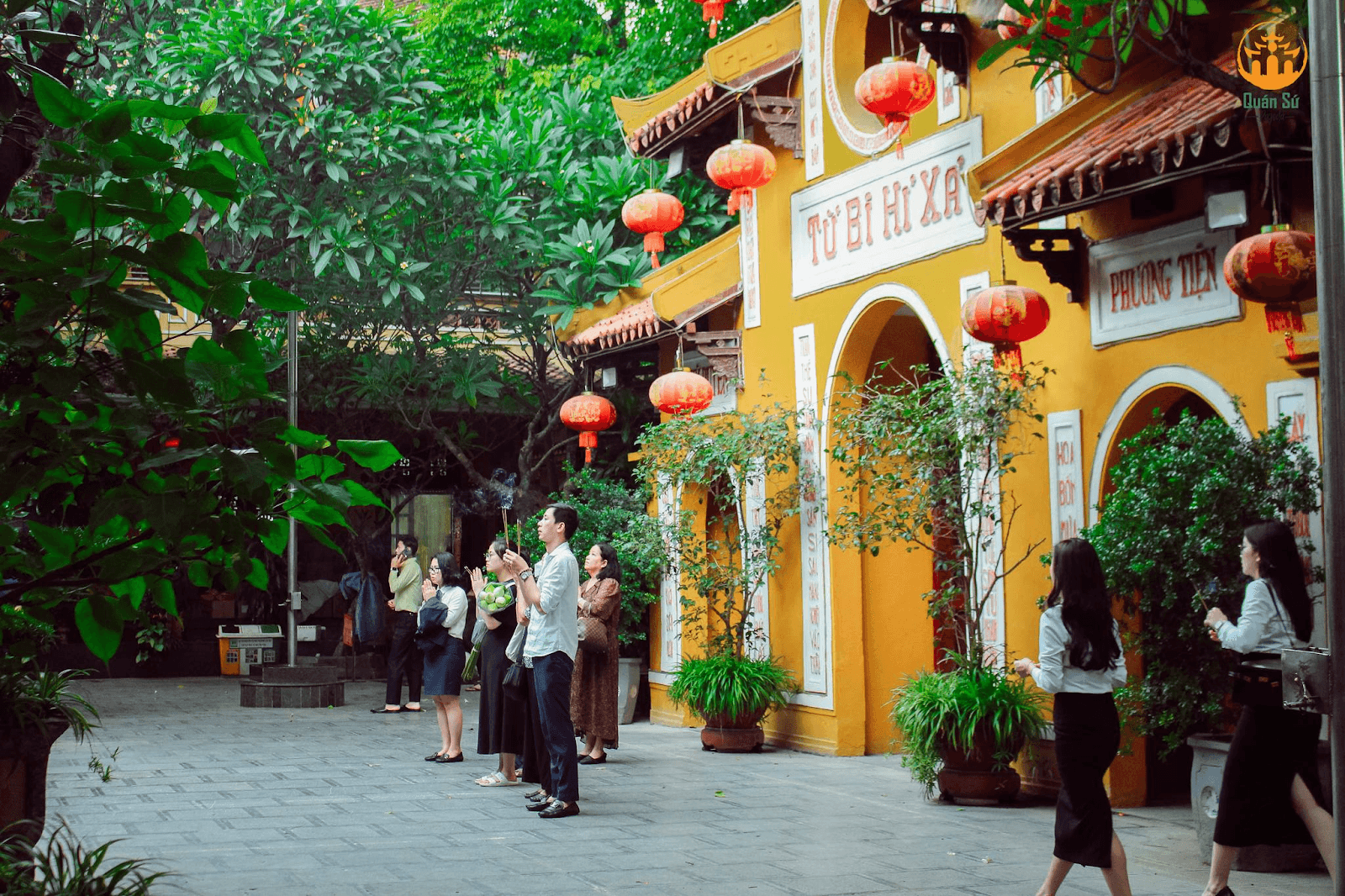 Không gian tôn kính và trang nghiêm, mang đậm văn hóa tín ngưỡng tại chùa Quán Sứ 