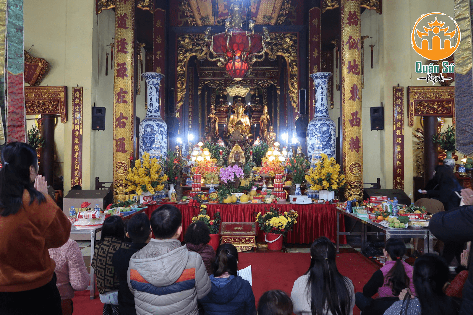 Ở bậc cao nhất, chùa thờ ba vị Tam Thế Phật