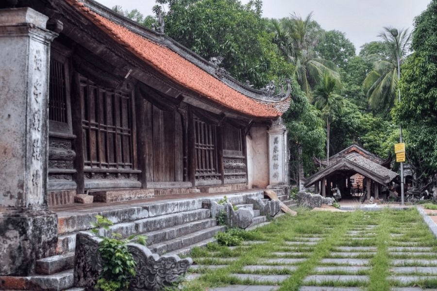 Chùa Thầy được xây dựng theo lối kiến trúc “tiền Phật hậu Thánh”