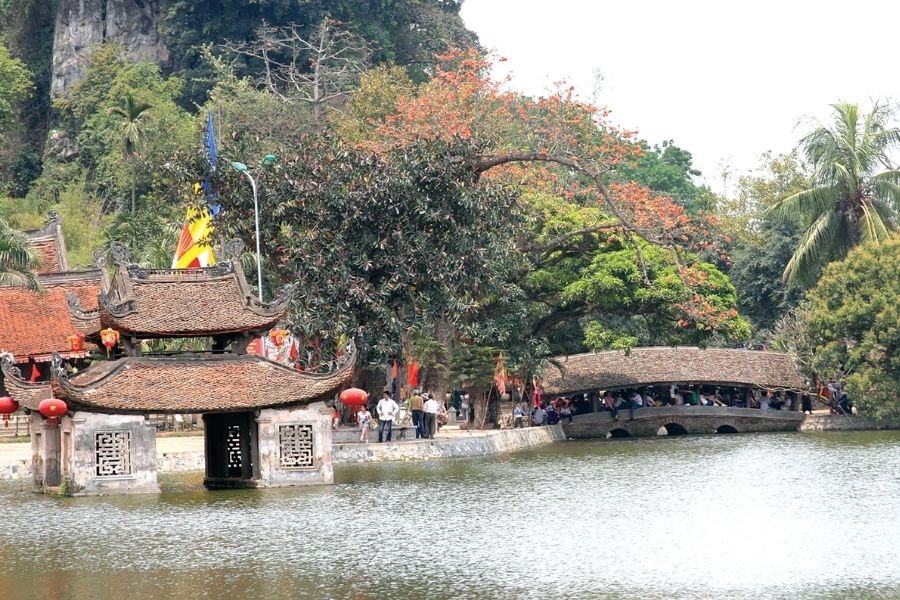 Thủy đình cổ kính giữa hồ Long Trì