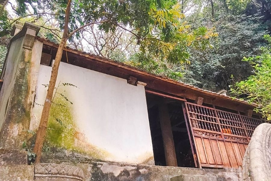 Chùa Một Mái có cửa sau dẫn lên núi