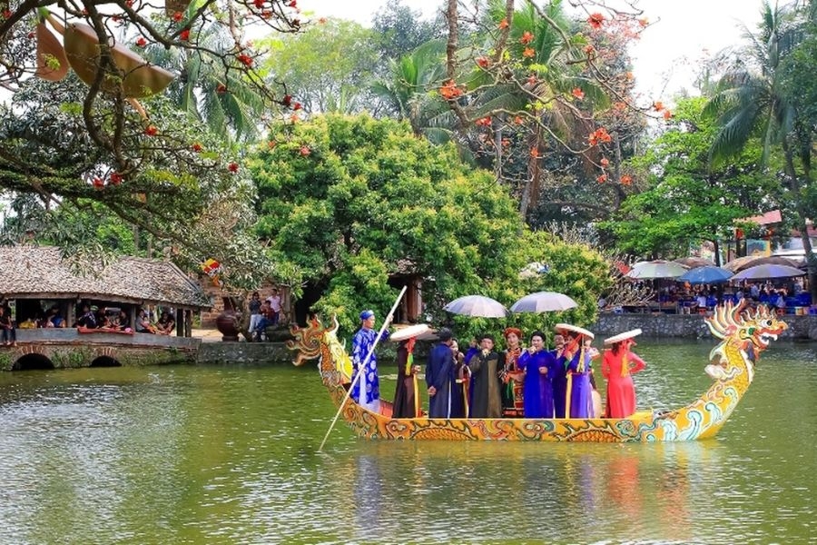 Lễ hội chùa Thầy nhộn nhịp thu hút hàng ngàn du khách gần xa đổ về