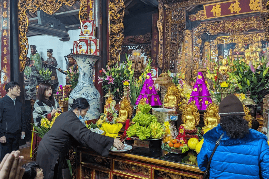 Cầu bình an, may mắn tại chùa Trấn Quốc